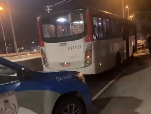 Granada é jogada em ônibus e fere passageiros no Rio