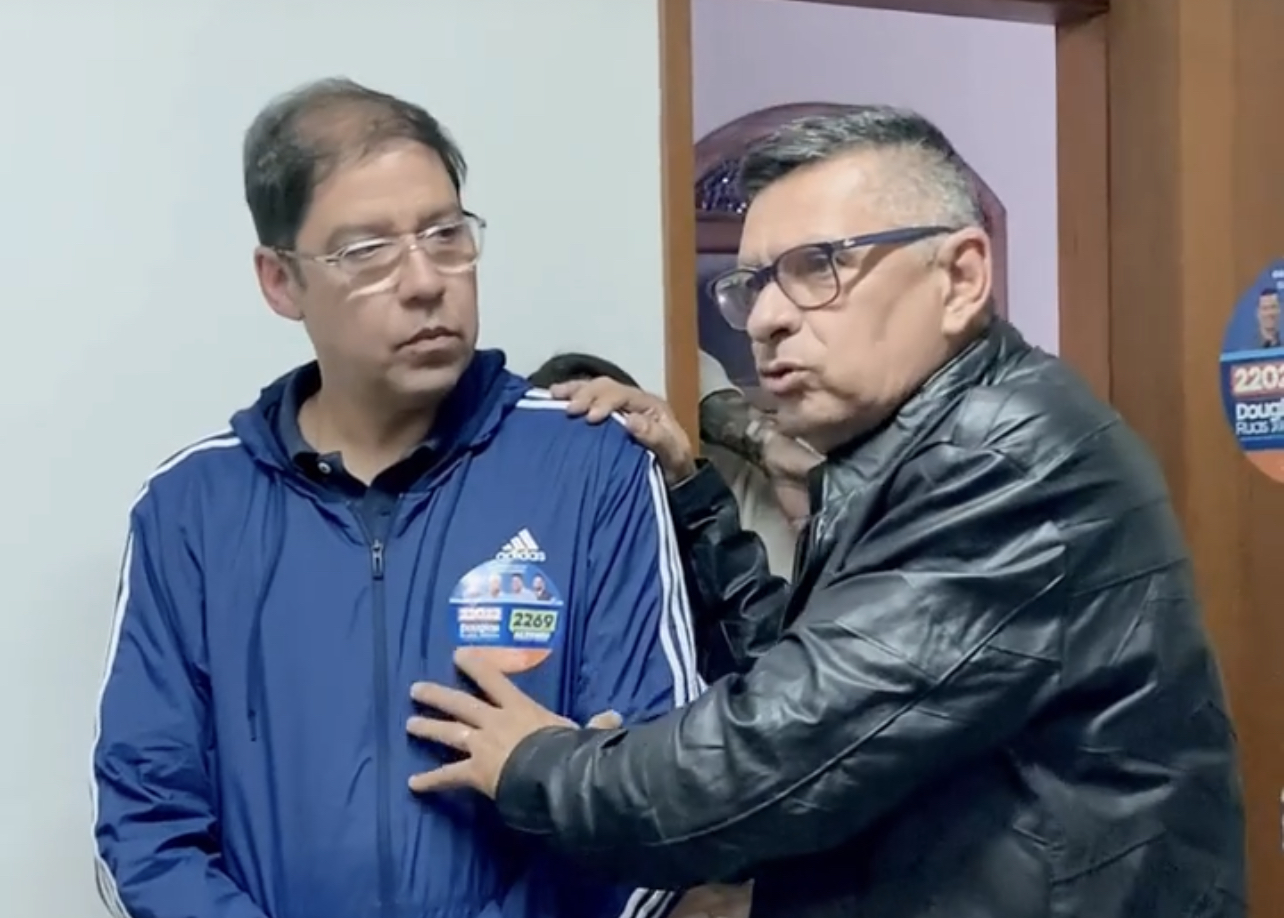 O vereador (de preto) com o presidente estadual do PL, Altineu Cortes, durante a campanha de 2022. Imagem: Reprodução de Vídeo/Instagram.