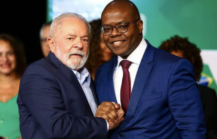 Lula e o ministro dos Direitos Humanos, Silvio Almeida. Foto: EBC.