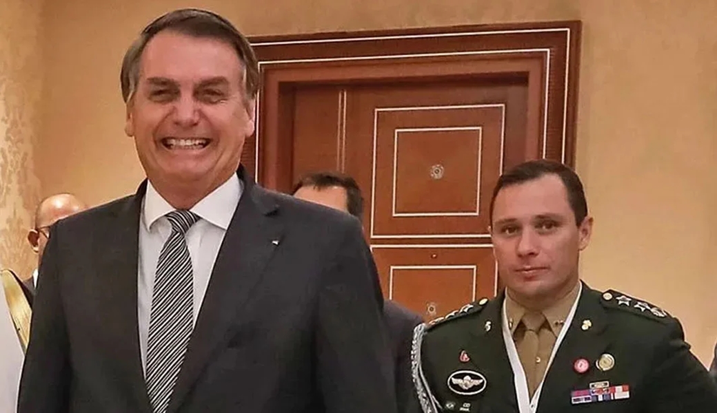 Jair Bolsonaro e o seu então ajudante de ordens. Foto: PR.