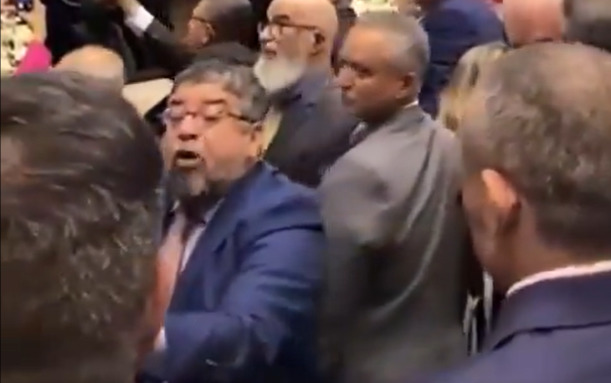 Deputado petista agride colega com tapa na cara em meio a vaias a Lula