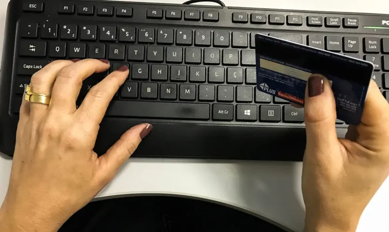 Rotativo do cartão de crédito passa a ter teto de 100%