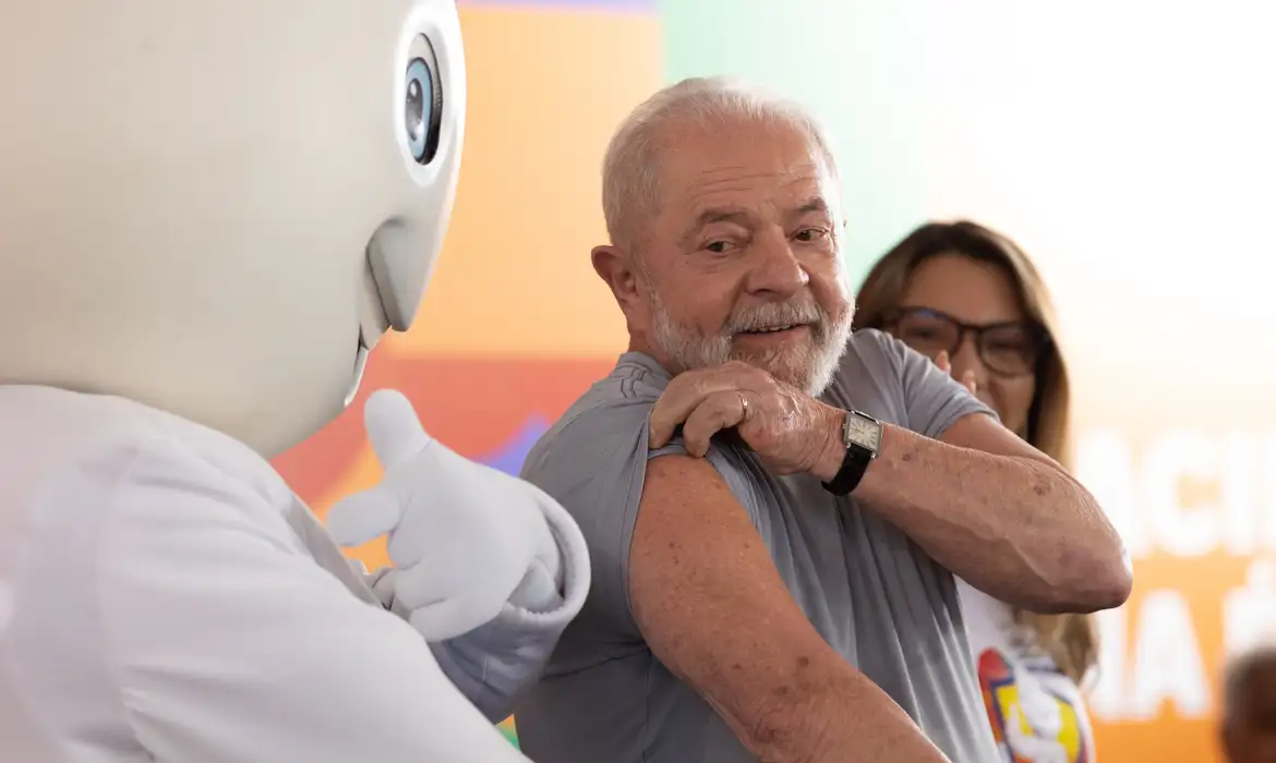 Atraso na compra de vacinas faz Governo Lula virar alvo de críticas de cientistas