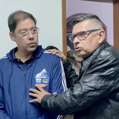 O vereador (de preto) com o presidente estadual do PL, Altineu Cortes, durante a campanha de 2022. Imagem: Reprodução de Vídeo/Instagram.